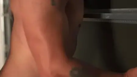 Bromo - American handjob in a car