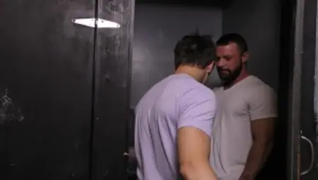 Str8toGay.com: Muscled smashed by big dick guy