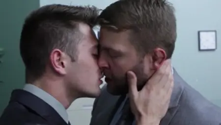 The Gay Office: Blowjobs accompanied by muscle hunk