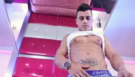 Maskurbate: Frank posing in the gym