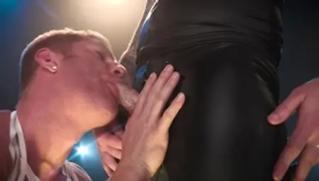 Hot House: Muscle wearing latex sucks balls