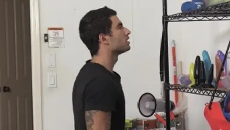 Bromo US - Athletic & tattooed hunk bareback handjob