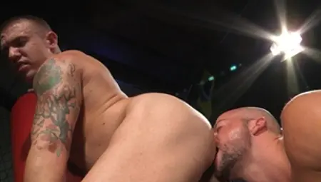 HotHouse.com - Muscled bodybuilder goes for whip